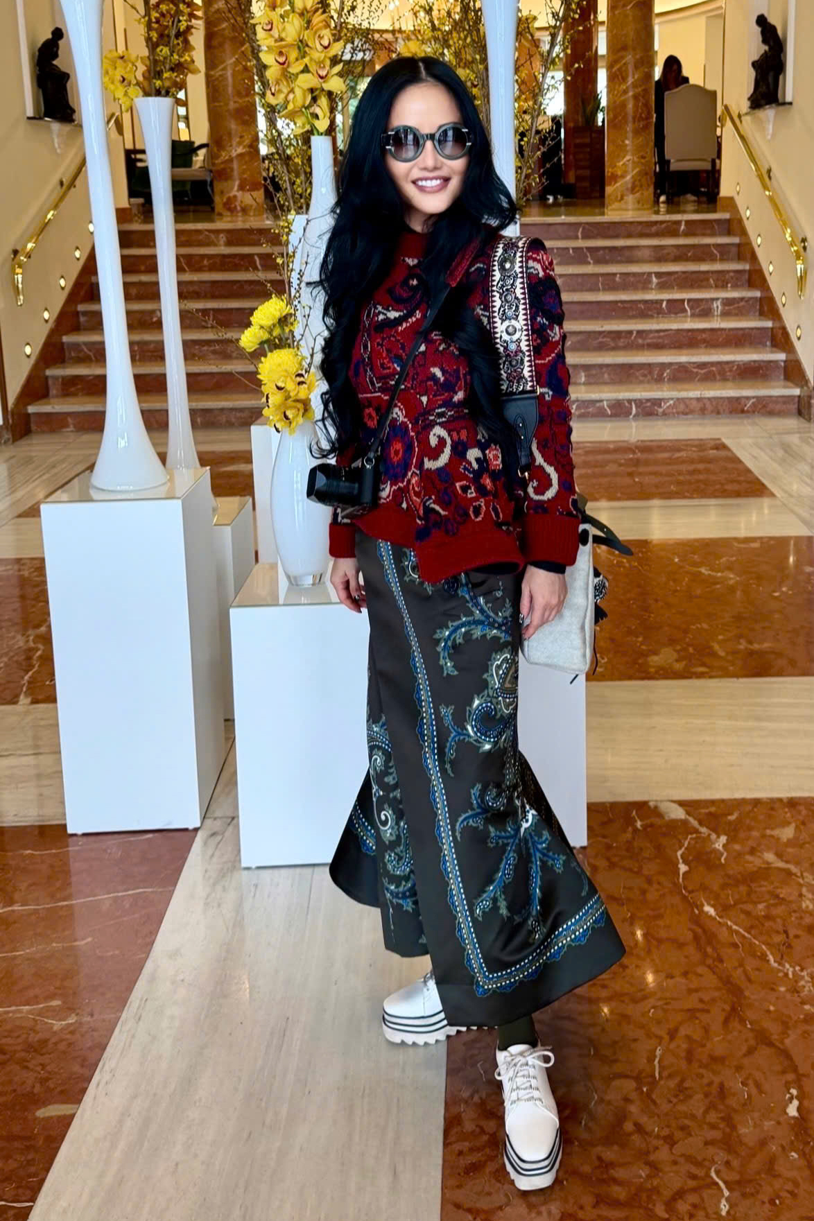 Trong ảnh, ca sĩ diện cả cây trang phục họa tiết Paisley của thương hiệu Sacai, với mức giá khoảng 30 triệu đồng cho mỗi món. Nhằm tăng nhẹ chiều cao mà vẫn giữ sự thoải mái, Hồng Nhung chọn thiết kế đế độn đặc trưng của Stella McCartney.