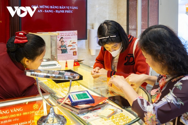 Nhiều người dân tranh thủ đi mua vàng, khiến không ít cửa hàng kinh doanh vàng rơi vào tình trạng đông khách trong những ngày gần đây. (Ảnh minh họa)