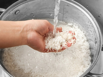 Bếp Eva - Nên nấu cơm bằng nước nóng hay nước lạnh? Thói quen quen thuộc nhưng nhiều người vẫn hiểu chưa đúng