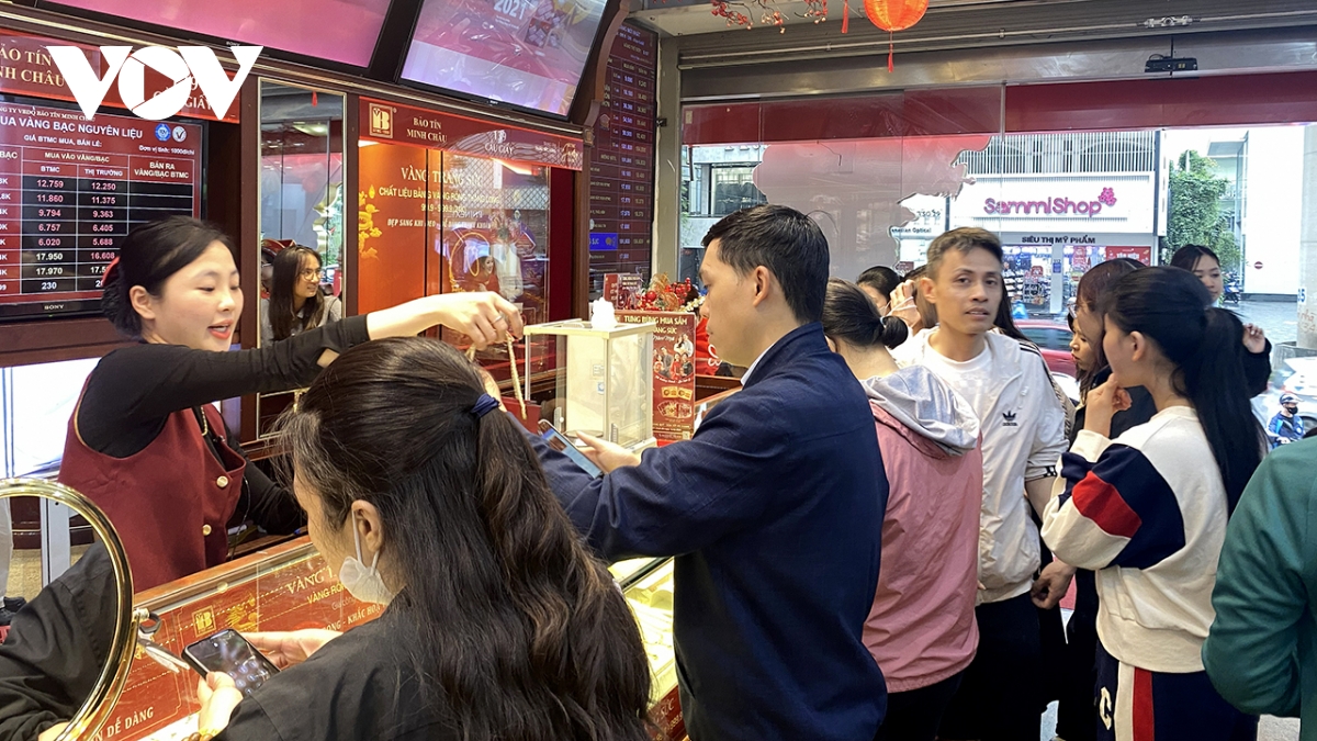 Giá vàng hôm nay 19/3: Giá vàng trong nước và thế giới đồng loạt giảm mạnh - 1