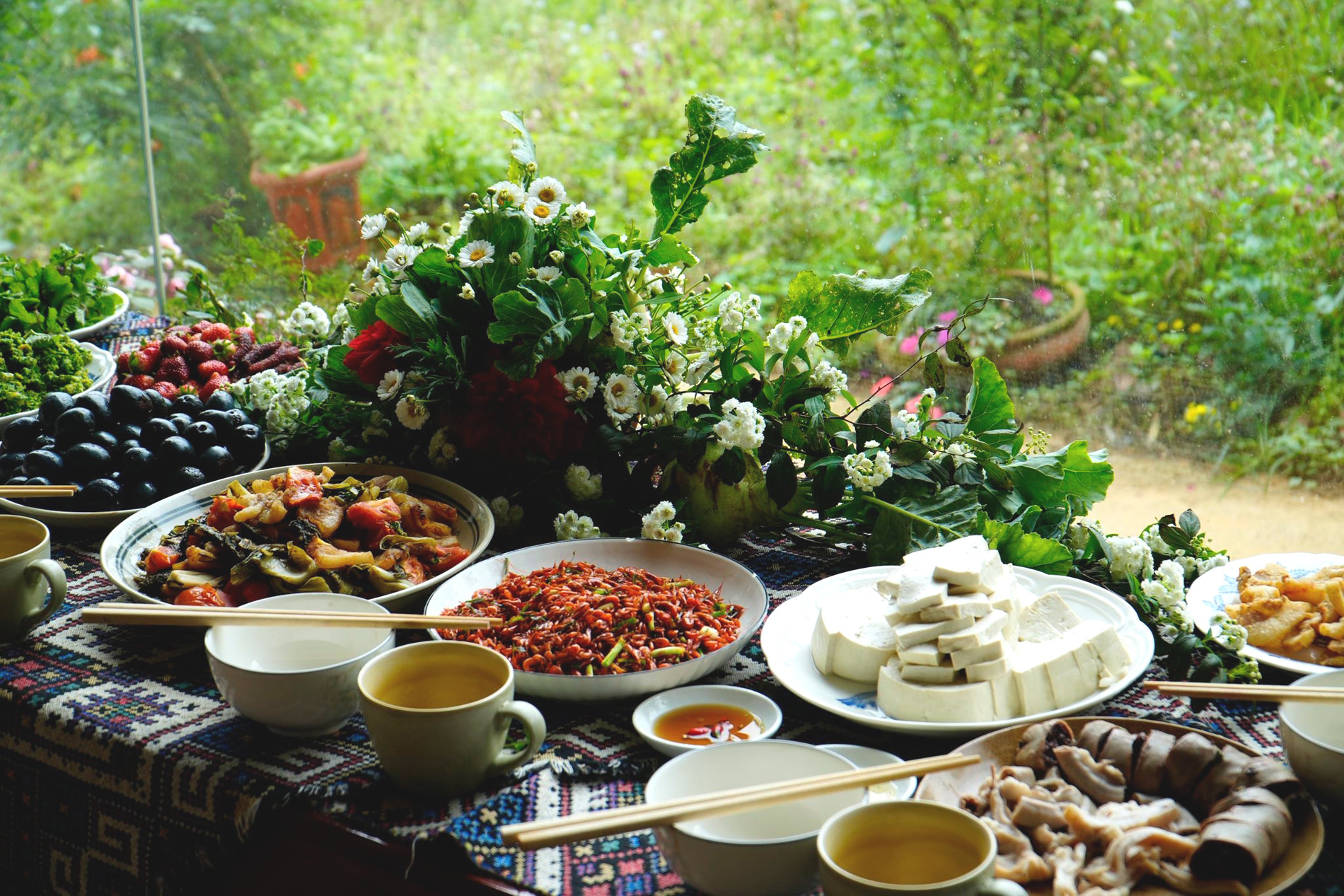 Bữa ăn mộc mạc với một số nguyên liệu cây nhà lá vườn ở bản Luộc