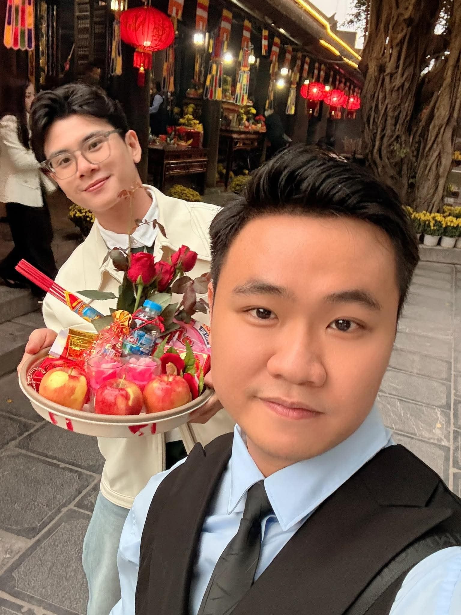 Hình ảnh Nguyễn Hồng Hà và bạn trai đi lễ chùa đầu năm. Ảnh: FBNV