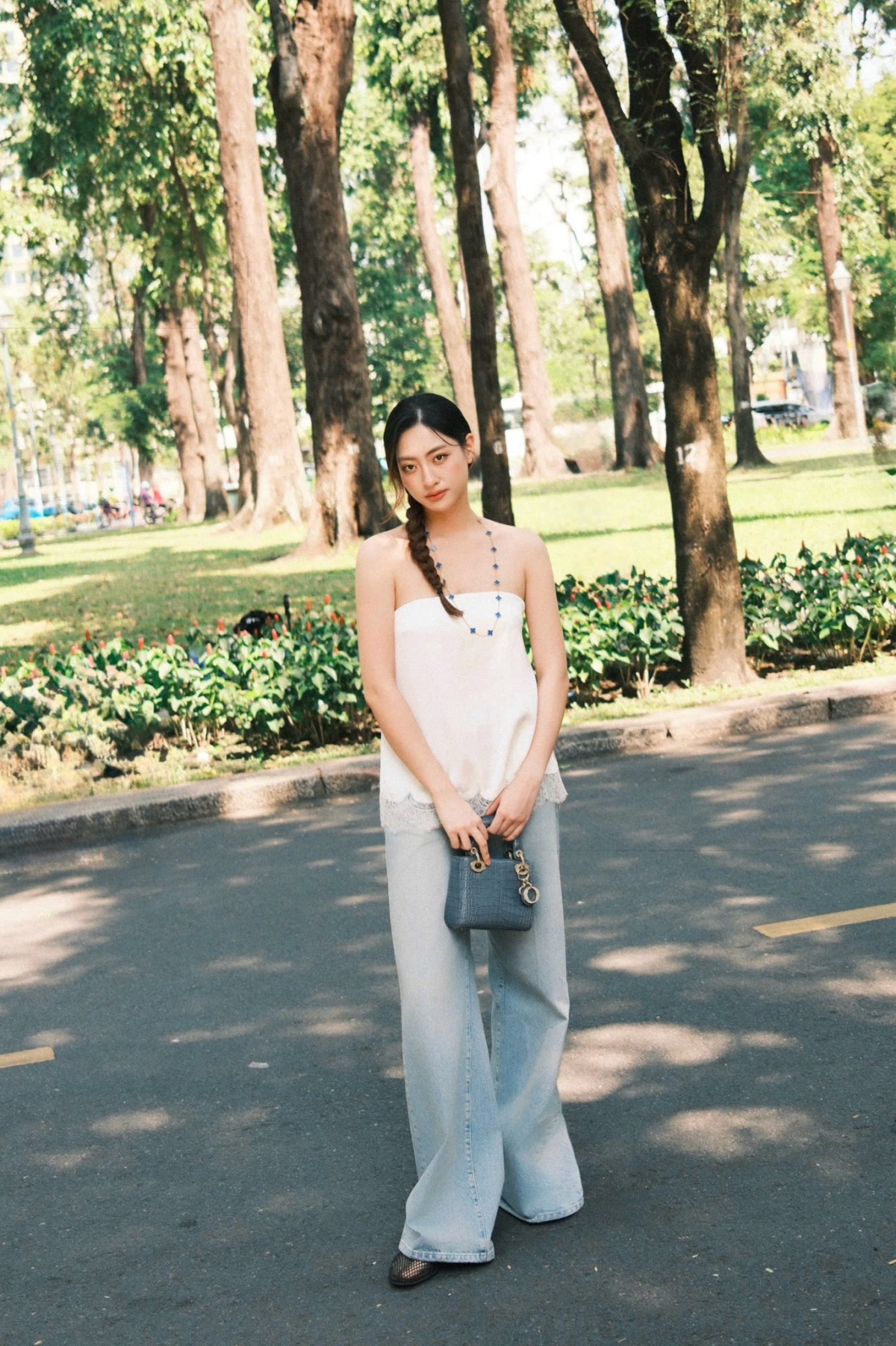 Lương Thùy Linh diện set đồ hơn 860 triệu đồng dạo phố - 1