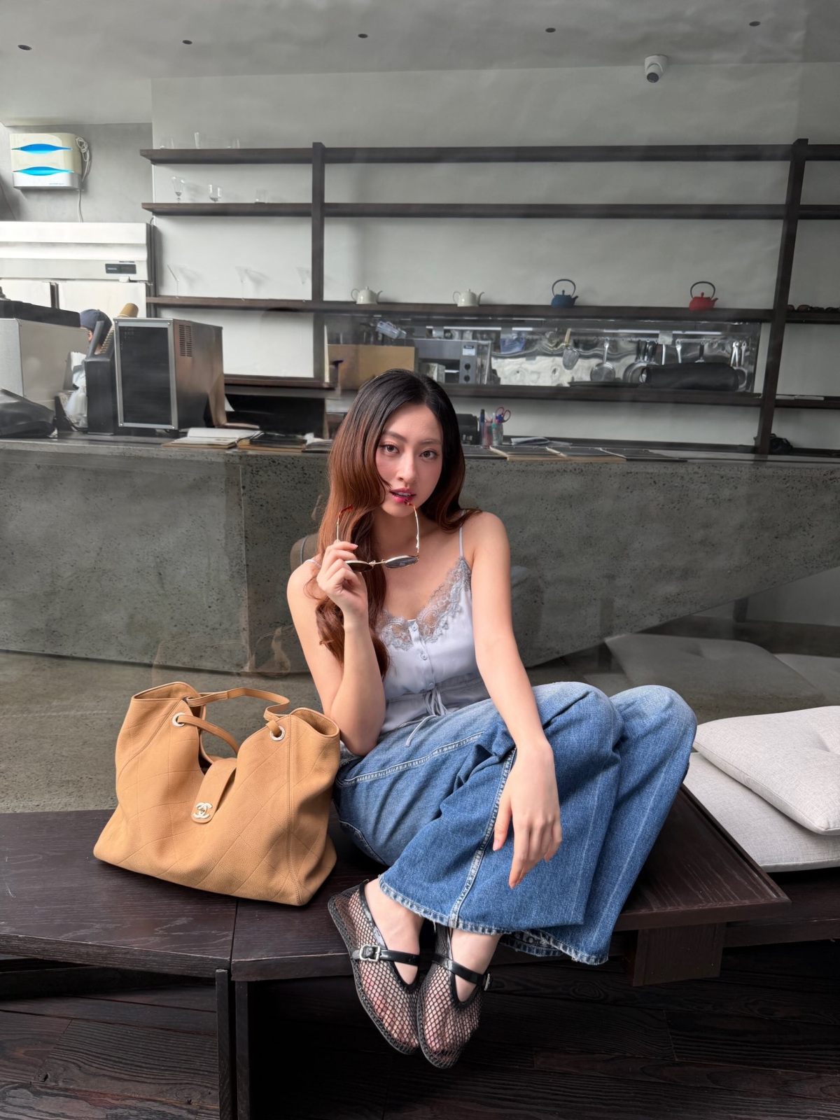 Lương Thùy Linh diện set đồ hơn 860 triệu đồng dạo phố - 5