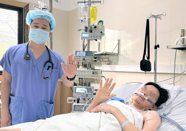 Nam bệnh nhân 53 tuổi mắc amyloidosis được ghép tim - gan từ người cho chết não.