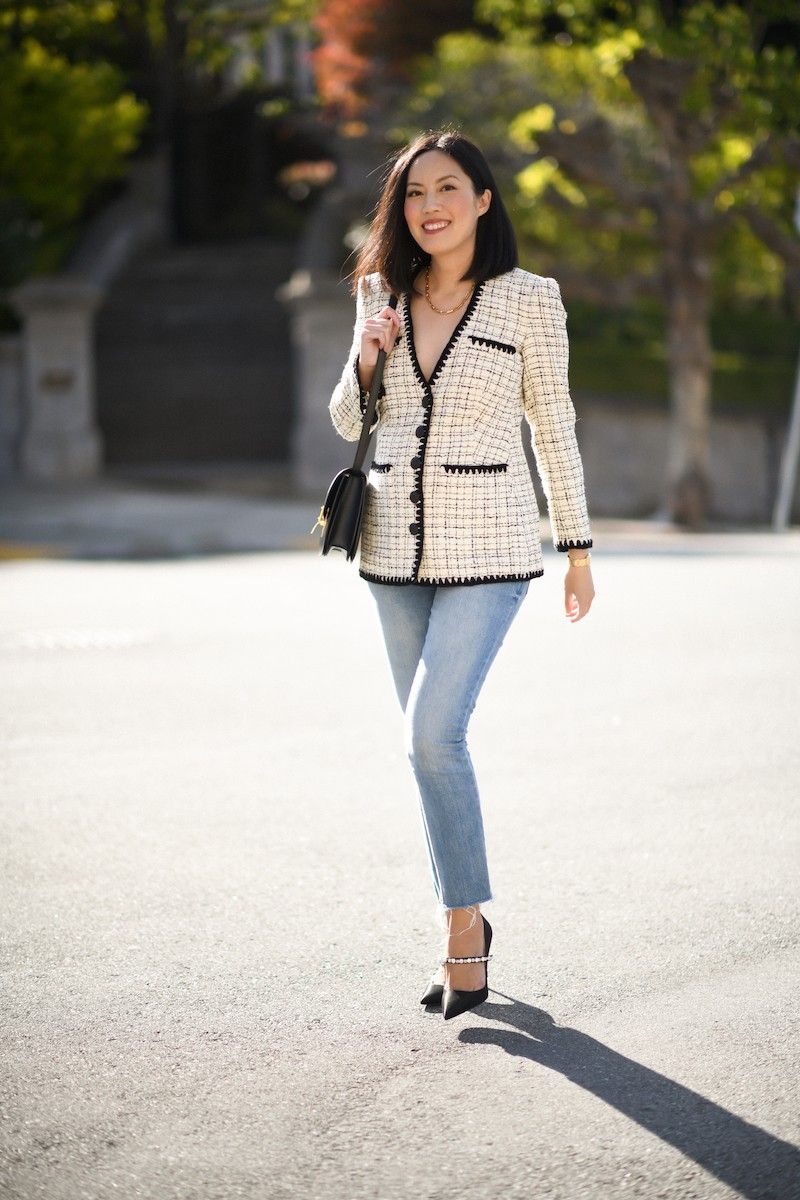 Áo dạ tweed thường đem lại vẻ sang trọng. Nếu chọn dáng áo dài với cầu vai vuông vức hoặc áo có màu sắc trầm như tím thẫm, nâu đất, bạn dễ trông giống một quý bà cổ điển.