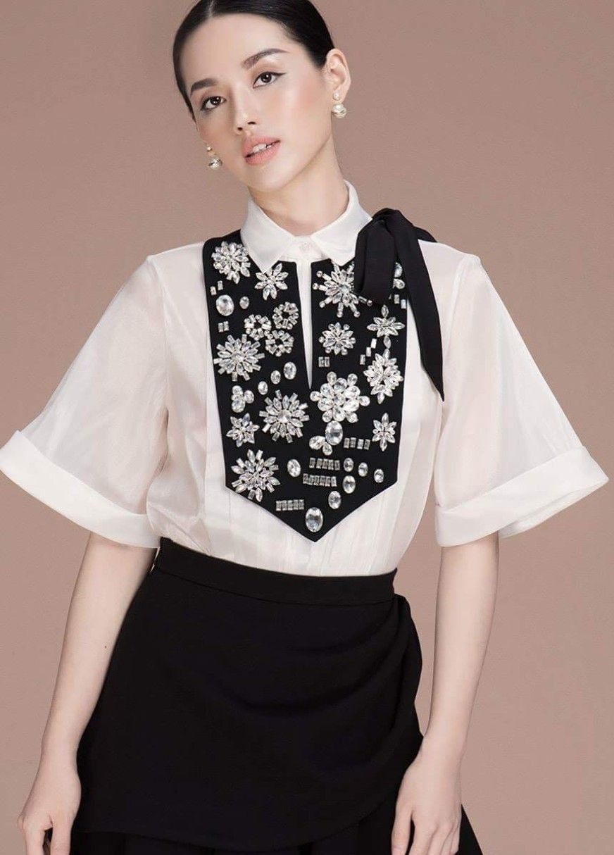 Kiểu áo đính nhiều đá, kim sa hay cườm lấp lánh khiến người mặc trông già dặn hơn vì gợi nhắc phong cách thập niên cũ. Xu hướng đính đá cầu kỳ từng thịnh hành trong thời trang của các quý bà ở thập niên 1970-1990. Ngoài ra, chúng còn đem tới cảm giác nặng nề, thiếu sự linh hoạt.