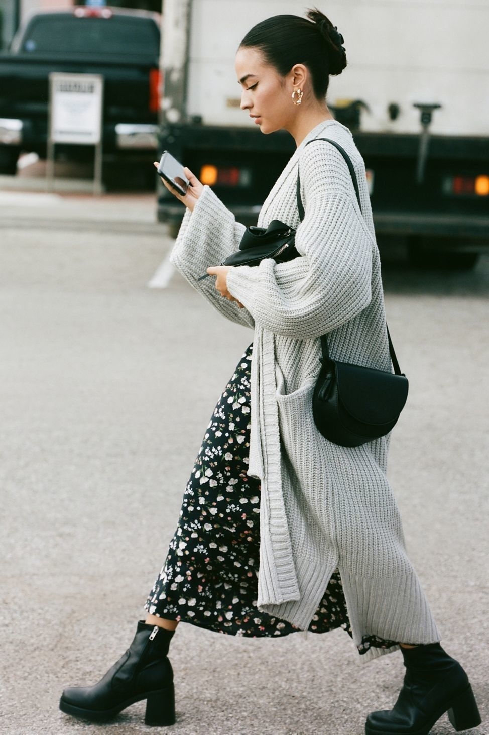 Áo khoác len dáng dài khiến liên tưởng trang phục mặc nhà của các bà, các mẹ.