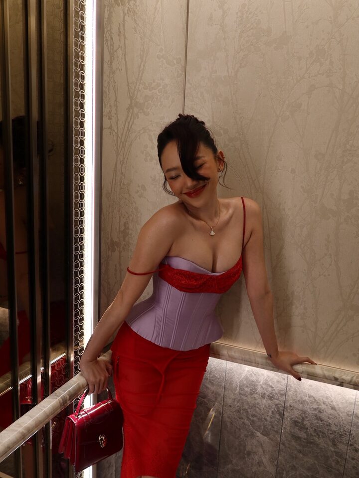 Sau đổ vỡ, Tóc Tiên khiến nhiều khán giả bất ngờ với hình ảnh ngày càng táo bạo. Nữ ca sĩ liên tục xuất hiện với phong cách gợi cảm, từ đời thường cho đến các sản phẩm âm nhạc.