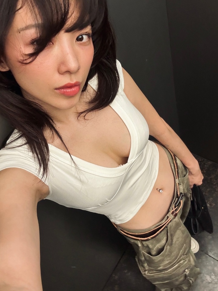 Ở đời thường, Tóc Tiên theo đuổi phong cách tối giản với áo ôm, quần short hoặc chân váy ngắn. Cách phối đồ giúp nữ ca sĩ giữ hình ảnh trẻ trung, năng động.