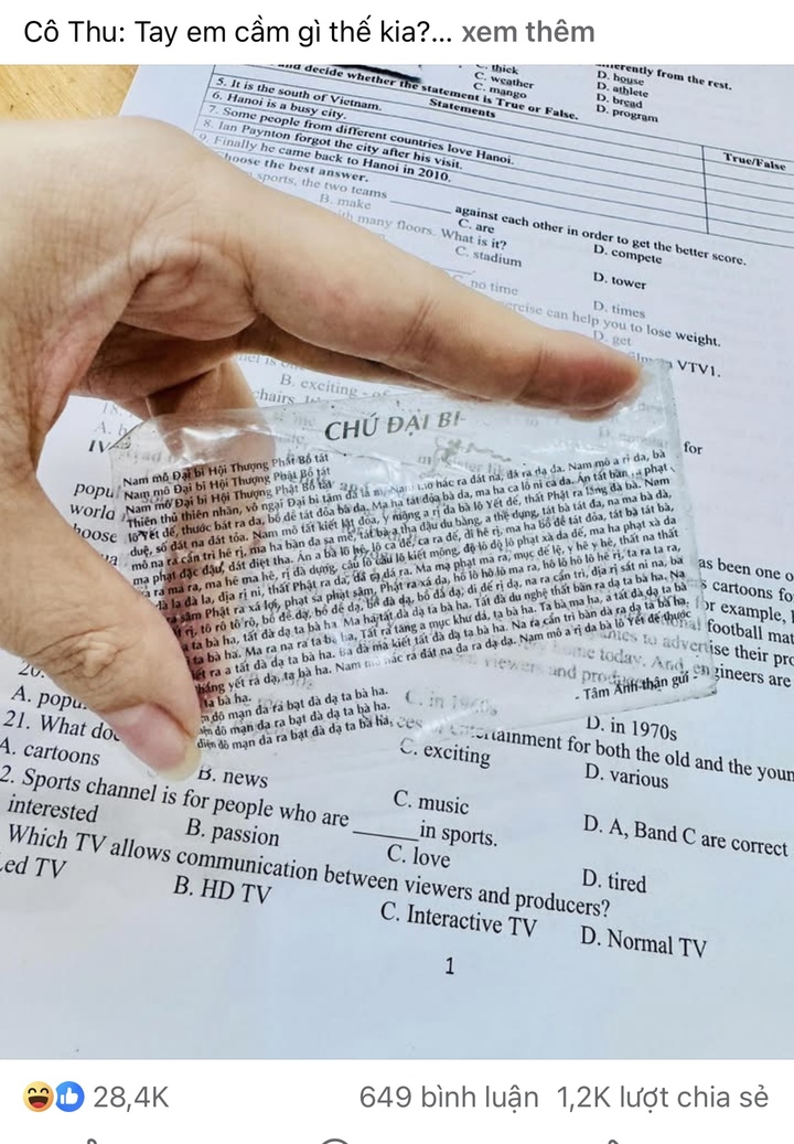 Chiếc phao thi đặc biệt khiến cô giáo và cả lớp bật cười.