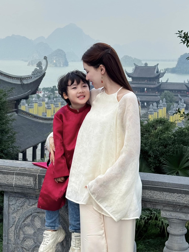 Cô thường đưa con đi chơi khắp nơi khi sắp xếp được thời gian hợp lý.