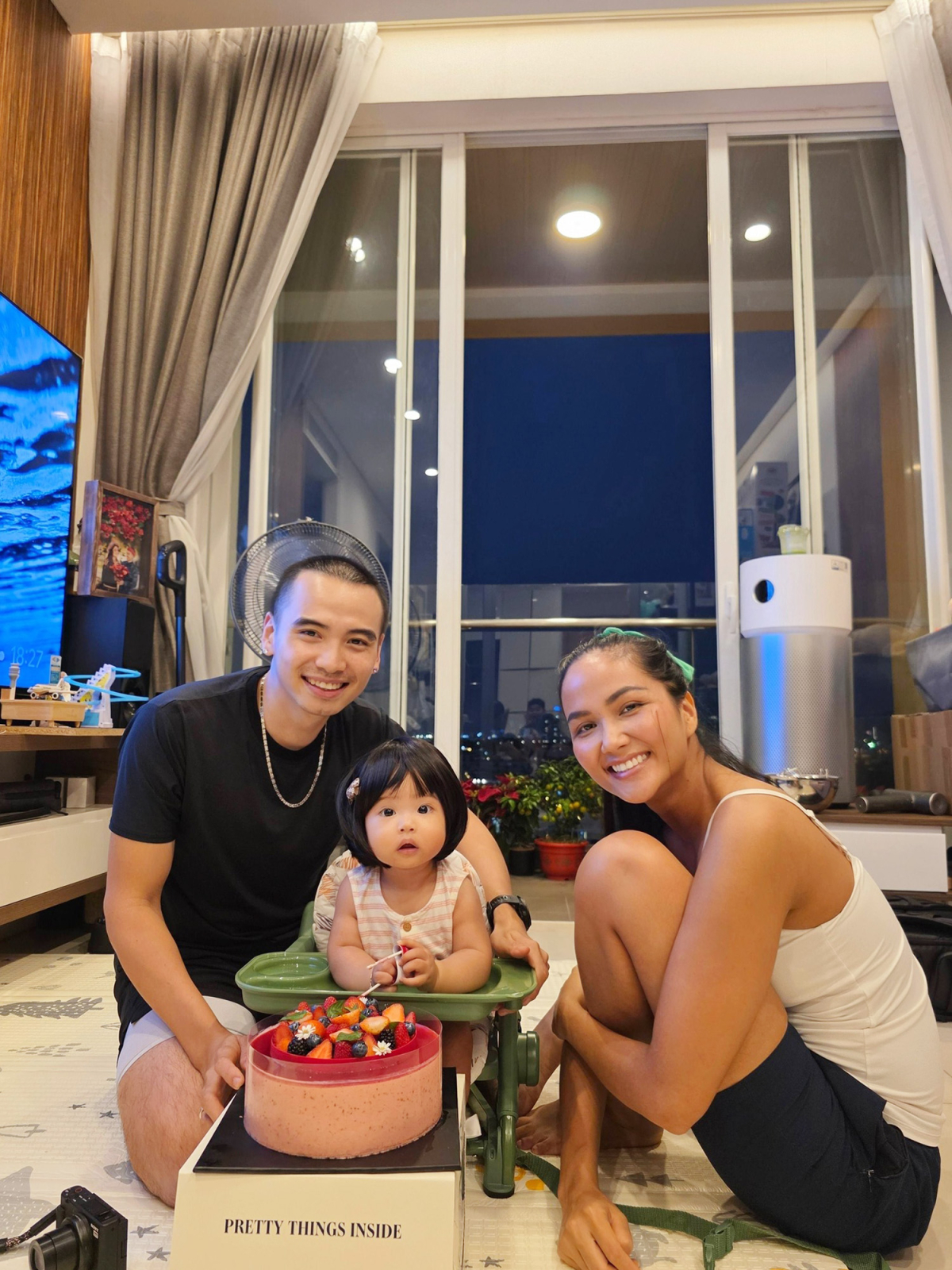 Hôm 18/3, nhiếp ảnh gia Tuấn Khôi - chồng hoa hậu HHen Niê - chia sẻ loạt hình trong buổi tiệc ấm cúng ở nhà kèm chú thích: Mới đây mà con gái đã đến với thế giới được 6 tháng rồi. Ba mẹ yêu con nhiều.