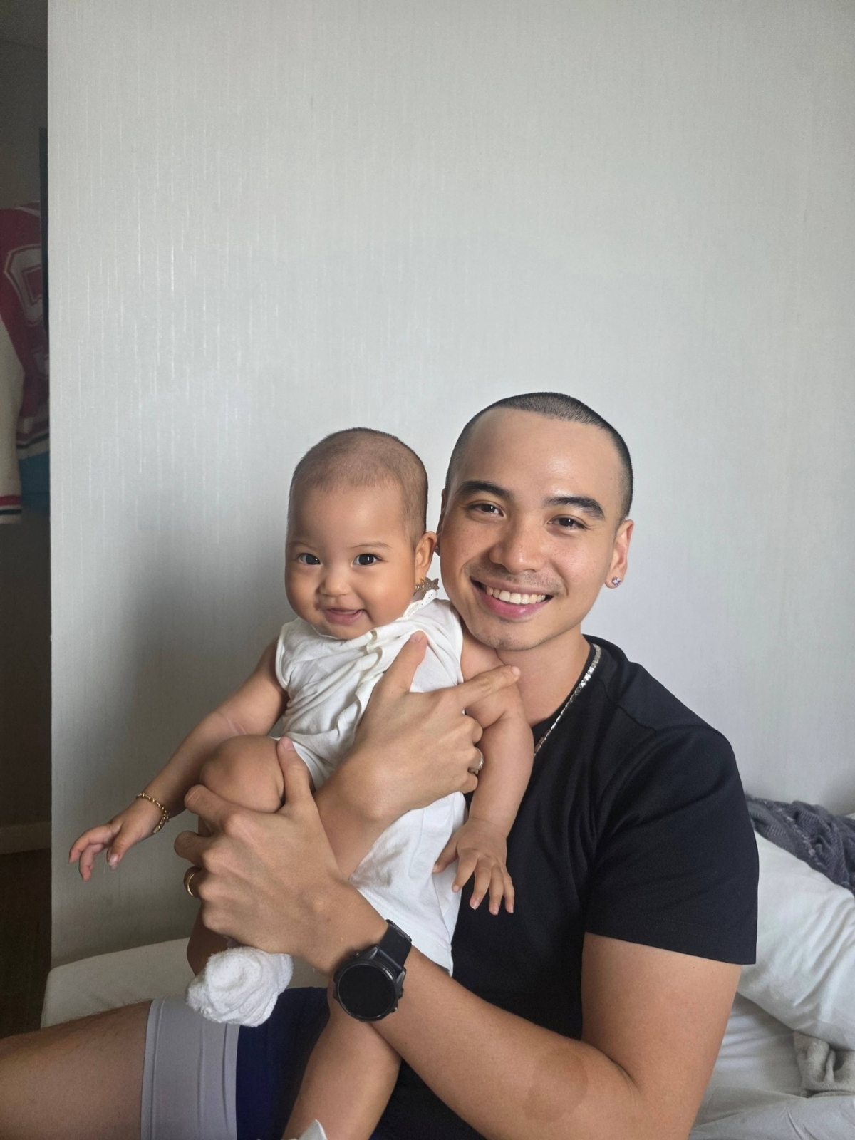 Mỗi khi Tuấn Khôi đăng ảnh bên con gái, đông đảo khán giả trêu đùa Harley sao y bản chính, mẹ HHen đẻ thuê.