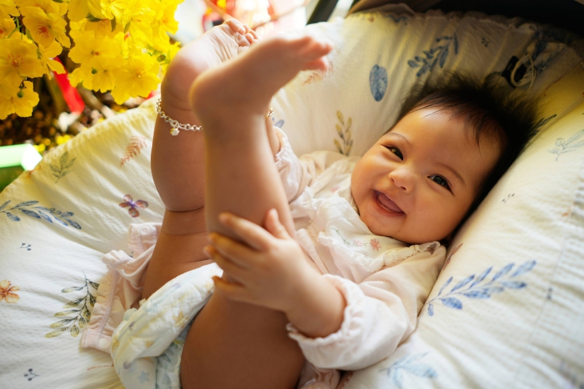 Em bé 6 tháng tuổi có đôi mắt to tròn, nụ cười rạng rỡ, thường được ví von xinh như búp bê. Harley cũng tỏ ra dạn dĩ khi chụp ảnh, luôn nhìn thẳng vào ống kính và thể hiện biểu cảm tươi tắn.