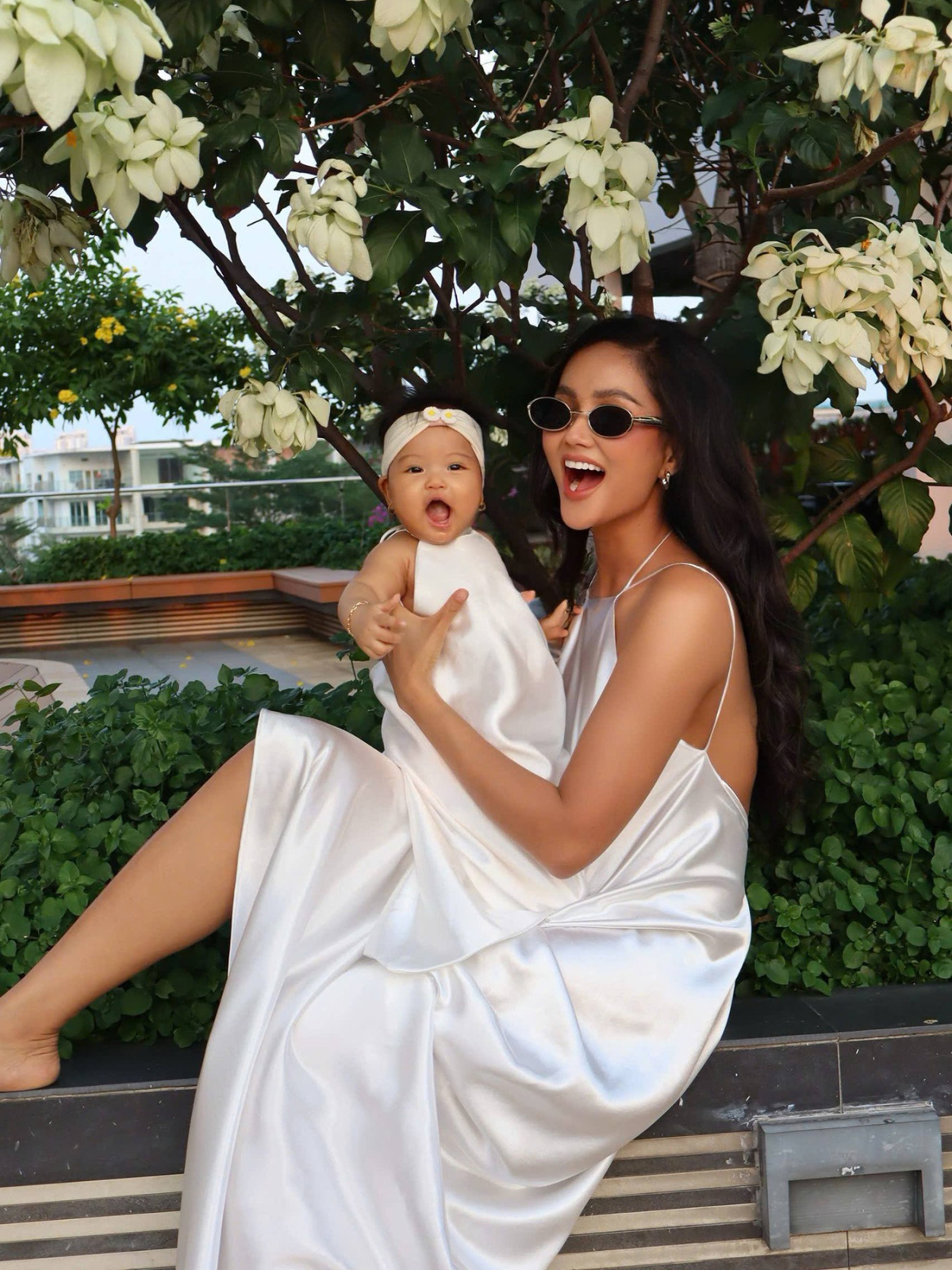 Từ khi con gái chào đời, HHen Niê dành phần lớn thời gian ở nhà chăm sóc bé, thỉnh thoảng tham gia sự kiện và chuyển sang phong cách kín đáo, thanh lịch. Người đẹp cho biết khi làm mẹ, cô thấy mỗi ngày trở nên ý nghĩa hơn, luôn hạnh phúc và biết ơn những gì mình đang có.