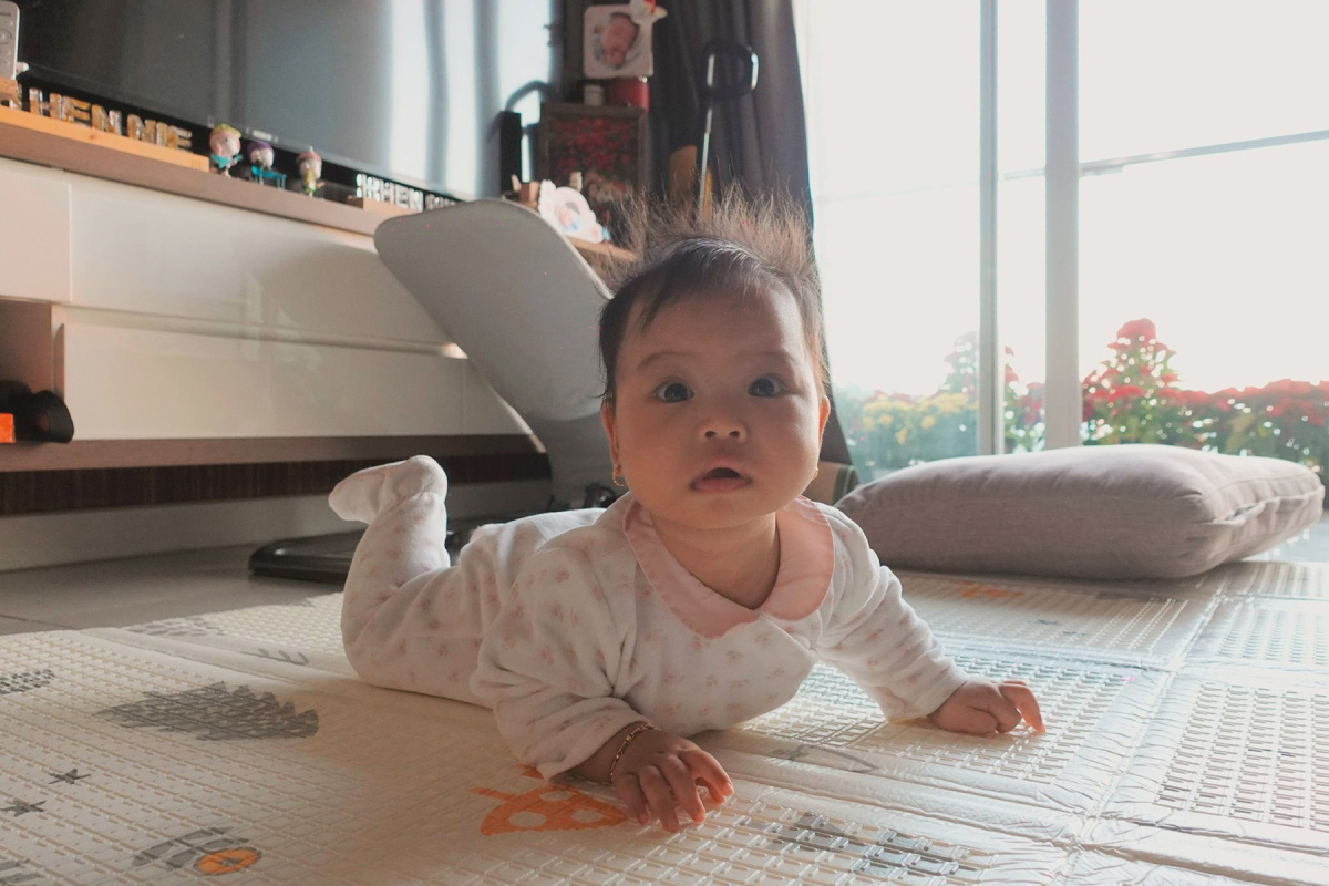 Sáng cuối tuần, khi Harley dậy từ 5h30 mà không chịu ti mẹ, Tuấn Khôi bế cô nhóc ra phòng khách cho bà xã ngủ tiếp, còn bé thoải mái lăn qua lăn lại. Sau đó, anh đưa con gái xuống đường đón bình minh.