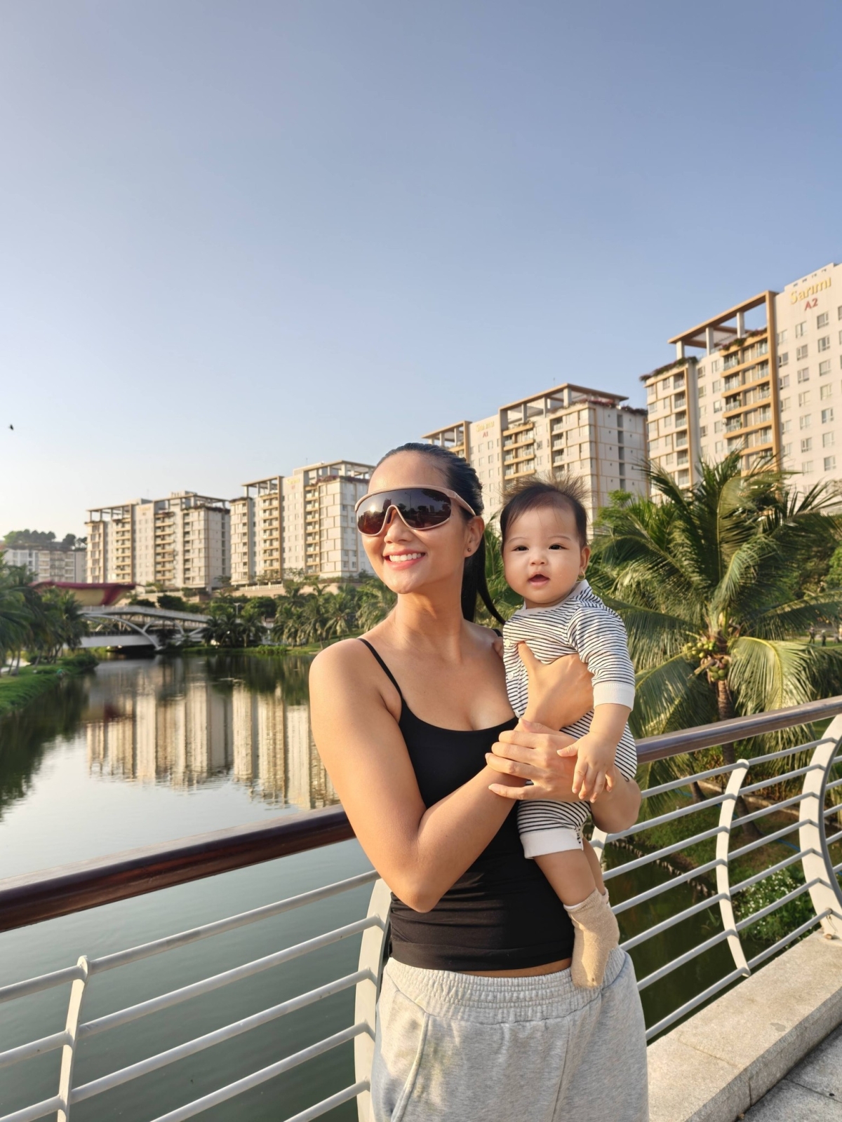 Việc yêu thích nhất hiện nay của hoa hậu là cùng tiểu công chúa tận hưởng những giây phút thư thái khi dạo quanh khuôn viên gần nhà.