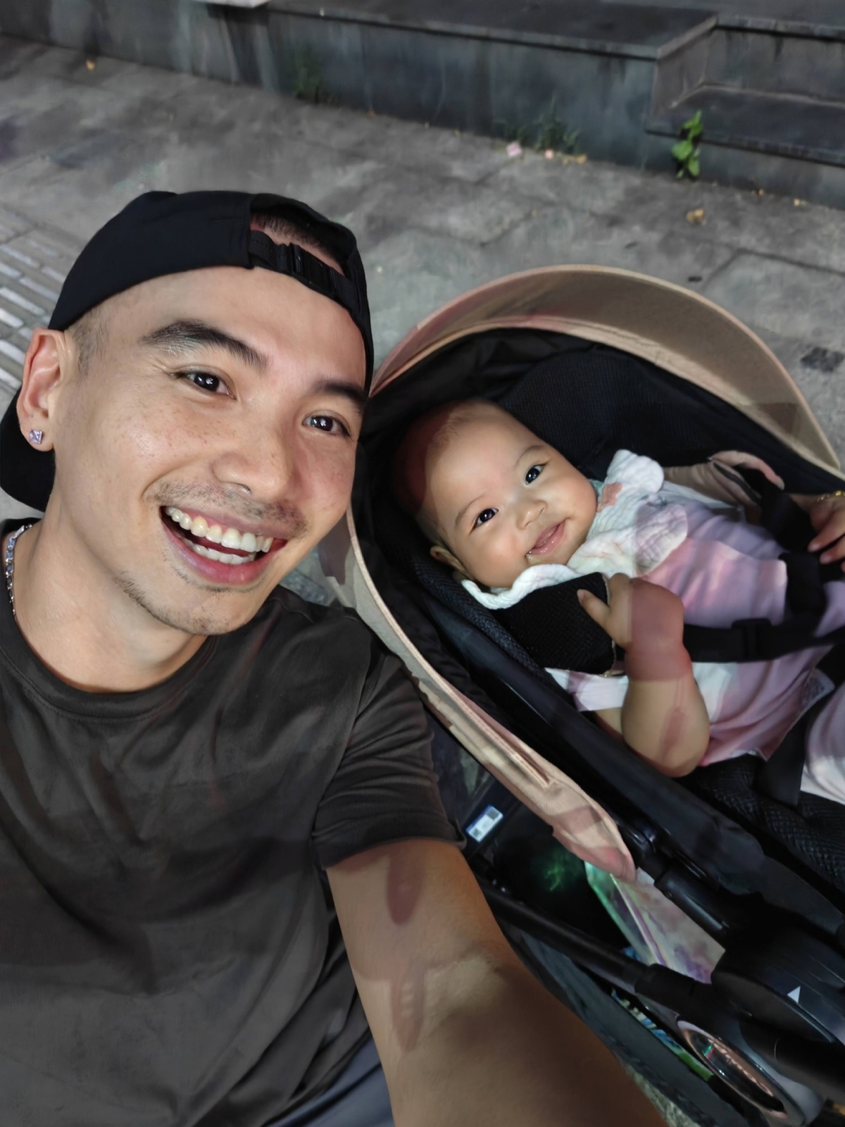 Ông xã HHen Niê cũng thường xuyên đồng hành hai mẹ con mỗi lần đi dạo, tắm nắng.