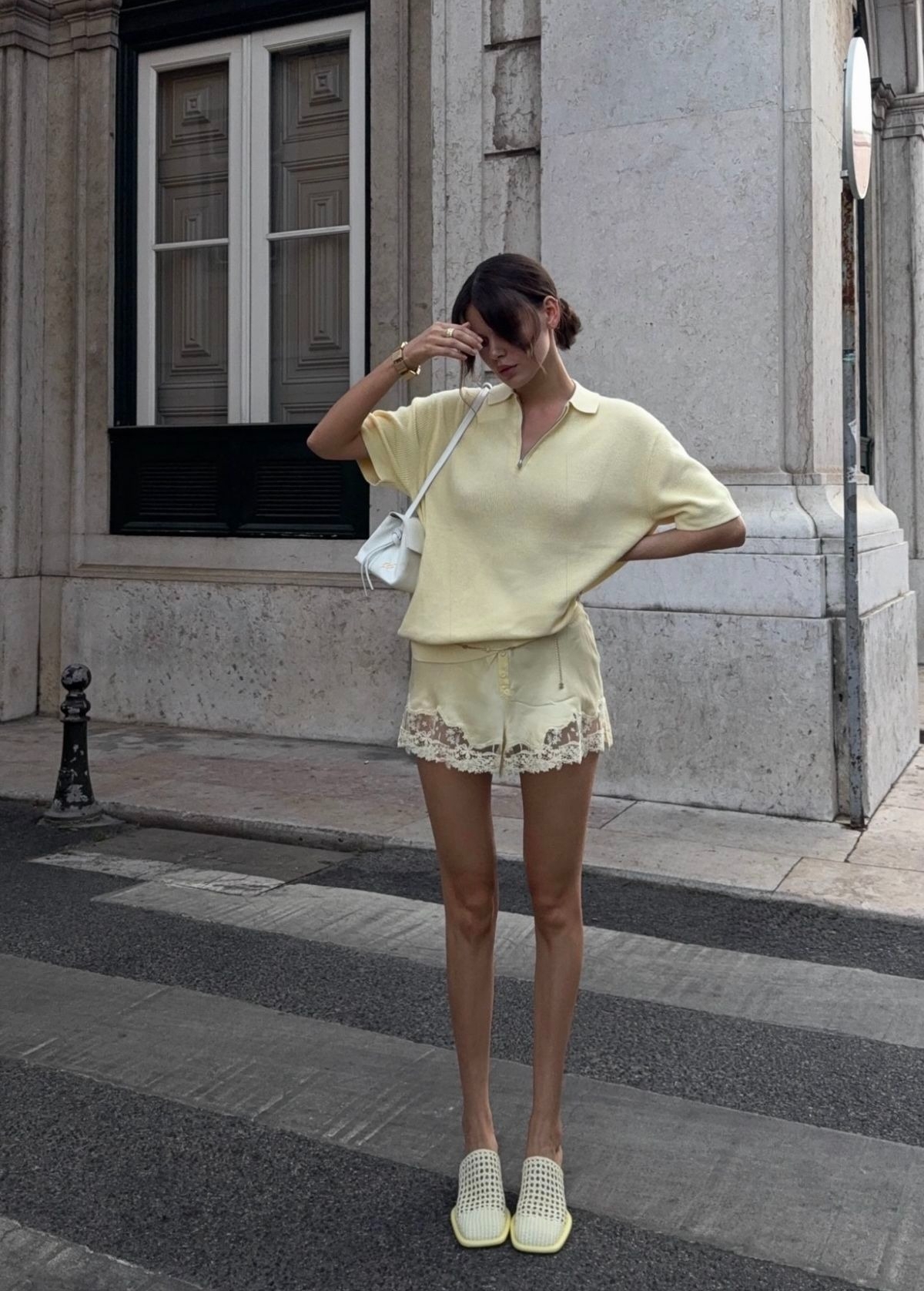 Theo W, quần ngủ lụa đang là một trong những món đồ xuất hiện nhiều trong các bộ sưu tập, được người dùng yêu thích. Thiết kế bằng satin đắp ren được cho là lý tưởng với những ngày cuối tuần thảnh thơi dạo phố.