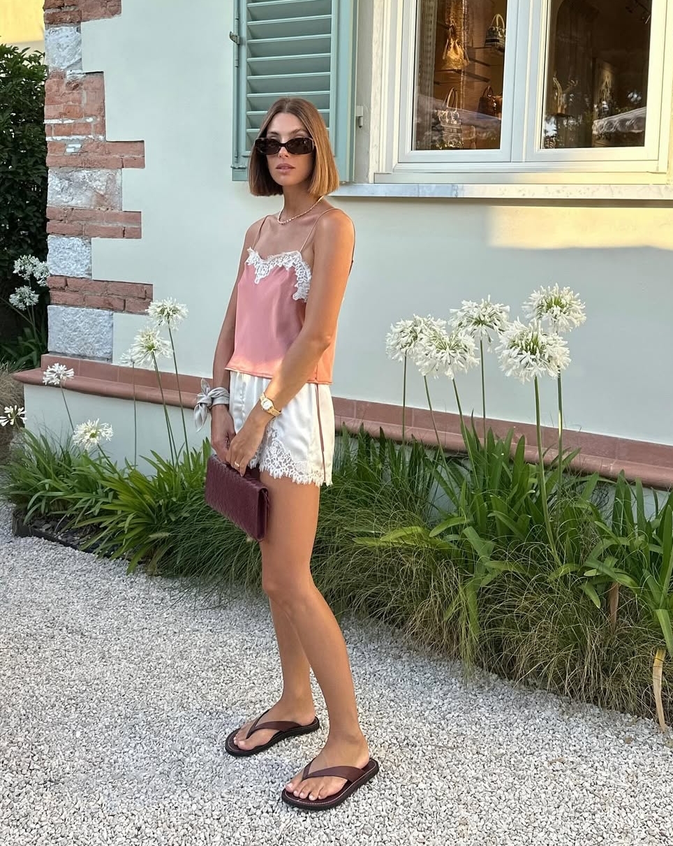 Các chuyên gia cho rằng biến đổi khí hậu với những đợt nắng nóng kéo dài gần đây ở khắp thế giới là nguyên nhân góp phần đẩy thiết kế thành mốt hot. Mẫu quần thoáng mát, được gợi ý kết hợp với túi xách, giày dép hàng hiệu, tạo thành bộ cánh dạo phố theo phong cách giàu có và khác lạ.