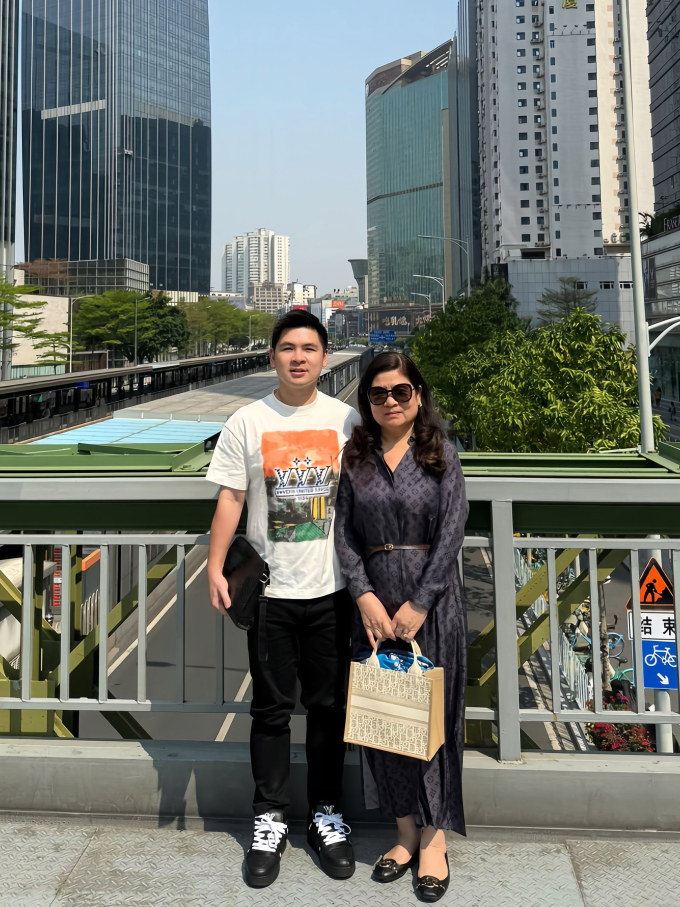 Đỗ Vinh Quang và mẹ tại Quảng Châu, Trung Quốc tháng 3/2025.