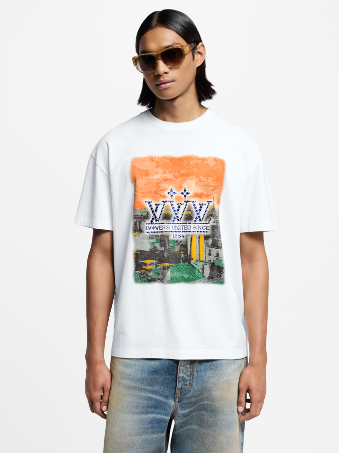 Mẫu áo Louis Vuitton 1.330 USD.