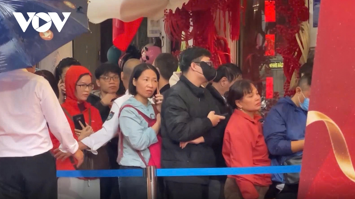 Người dân đổ xô đi mua vàng khiến giá vàng trong nước vẫn neo cao.