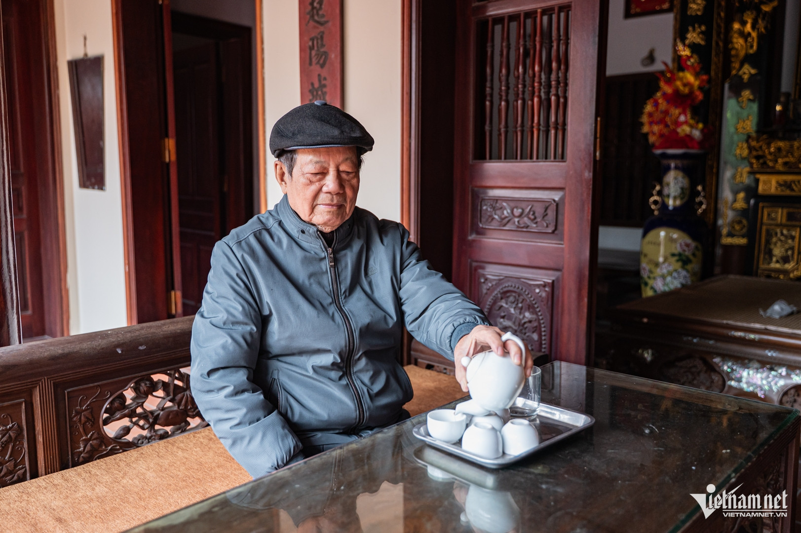 Ông Lê Văn Đôn dành nhiều năm để tìm hiểu về lịch sử ngôi làng. Ảnh: Nguyễn Huy