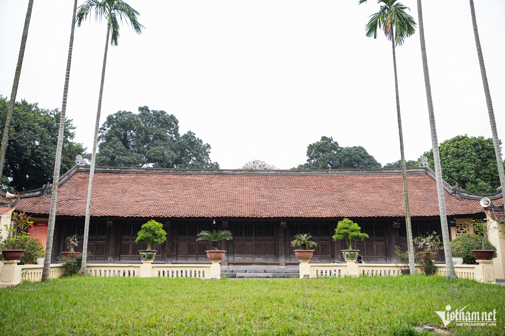 Trải qua hàng trăm năm, ngôi đình vẫn mang nét đẹp cổ kính. Ảnh: Nguyễn Huy