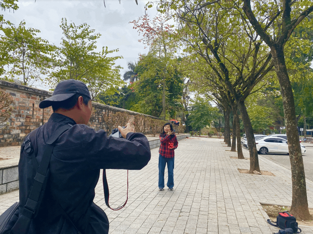Dàn cây hoa ban đẹp thơ mộng khiến ai đi ngang qua cũng muốn dừng chân lưu lại những khoảnh khắc đẹp (Ảnh: Lệ Quyên)