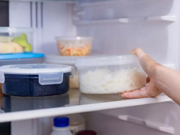 Vì sao nên cất thức ăn vào tủ lạnh khi còn nóng?