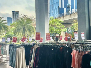 Người tiêu dùng 'đi ngược mùa', săn đồ đông giá rẻ giữa trời nắng ấm