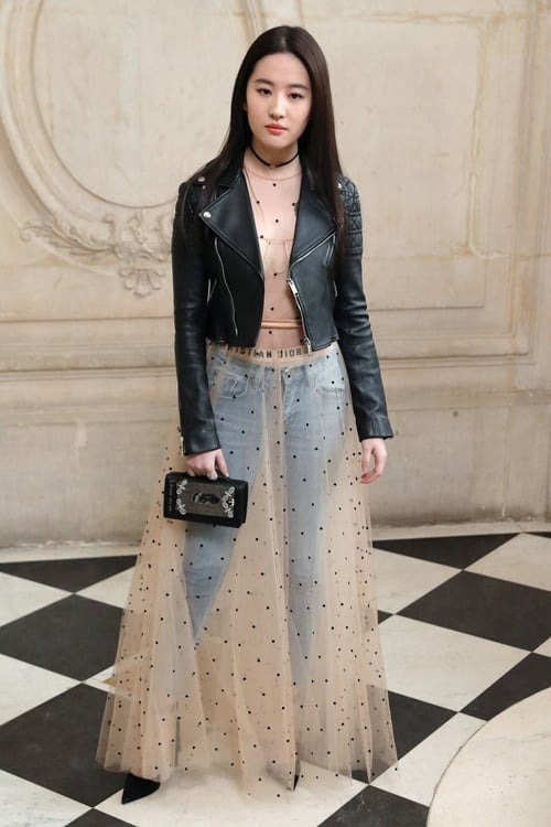 Trong một lần tới dự show Dior, Lưu Diệc Phi diện váy xuyên thấu và áo khoác da. Cô mặc quần jeans xanh bên trong, khiến tổng thể mất điểm. Khán giả cho rằng cô nên chọn quần màu nude.