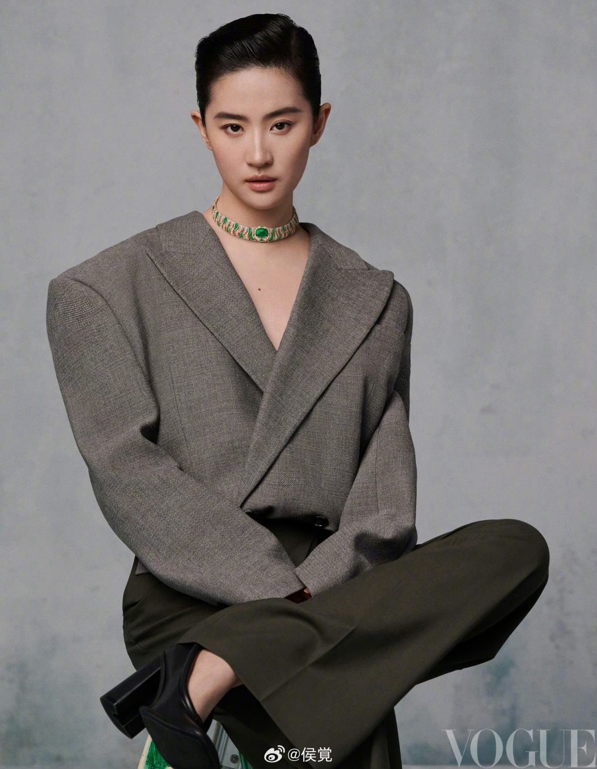 Người hâm mộ cho rằng stylist đã làm xấu hình ảnh của Lưu Diệc Phi khi cô chụp hình thời trang cho Vogue. Đa số nhận xét phong cách unisex, kiểu tóc nam tính, áo khoác độn vai quá khổ thể hiện sự mạnh mẽ, không phù hợp vẻ đẹp của ngôi sao. Ảnh: Vogue