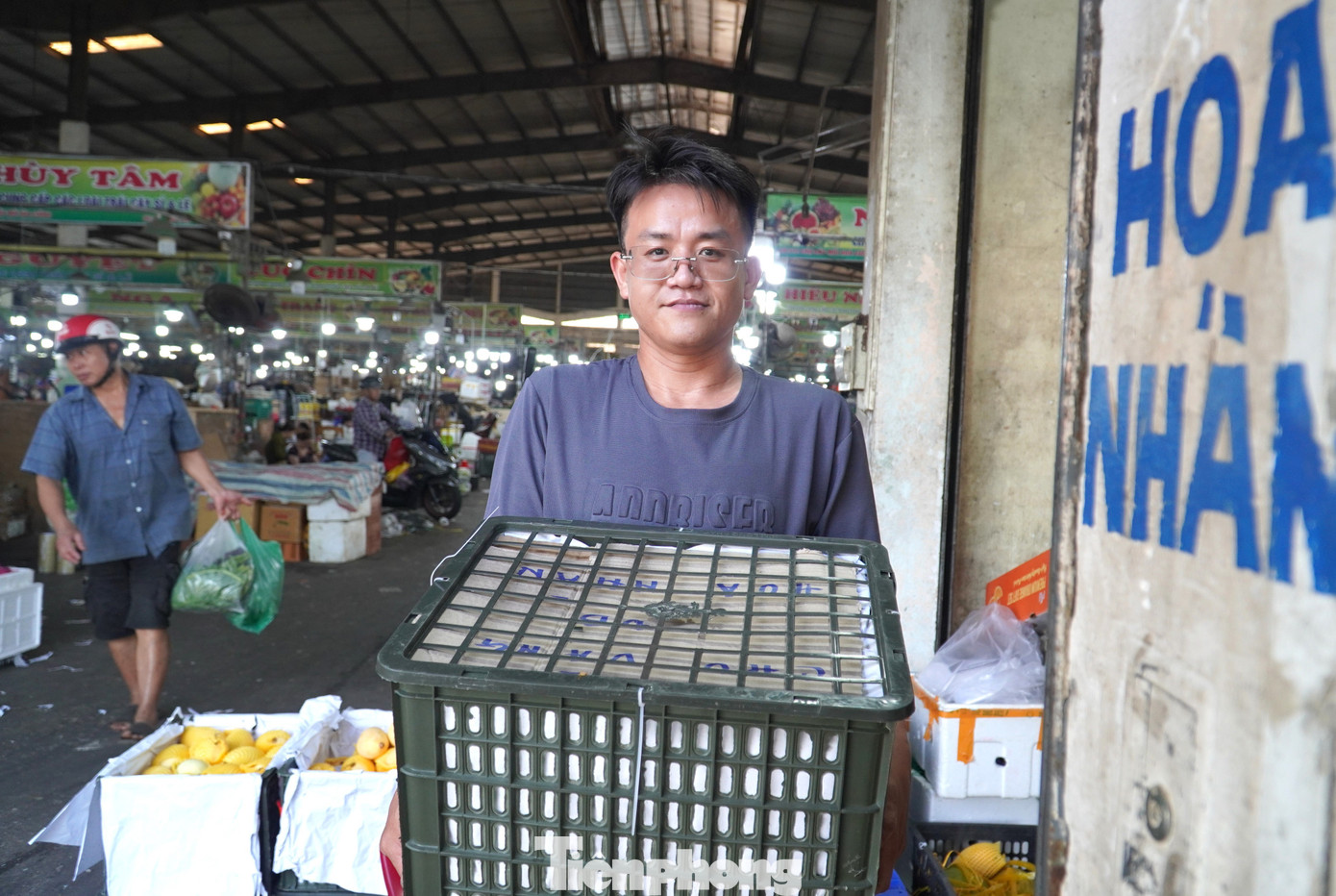 Cước vận chuyển tăng trên mỗi thùng hàng khiến tiểu thương lo lắng.