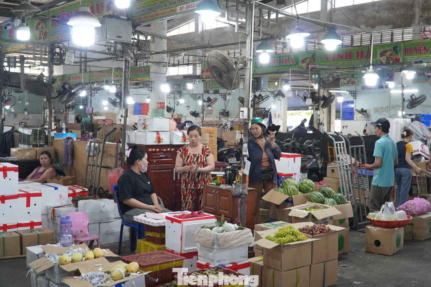 Mỗi ngày, chợ đầu mối Hòa Cường nhập về hàng trăm tấn hàng từ khắp các vùng miền.
