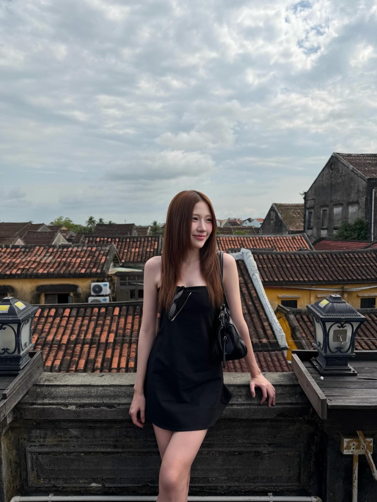 Loạt ảnh của Uyển Ân thu hút gần 200 nghìn lượt thích trên Instagram. Sắc vóc của em gái Trấn Thành cũng trở thành chủ đề hút view trên TikTok, Threads. Cô liên tục được nhiều khán giả nhắc đến với diện mạo và gu ăn mặc thăng hạng.