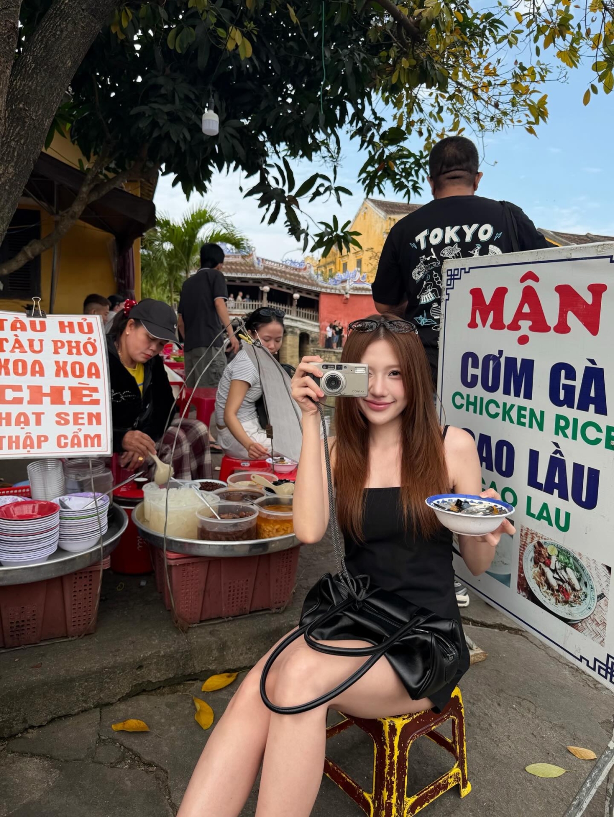 Hồi đầu tháng, Uyển Ân khoe ảnh trong chuyến du lịch Hội An cùng bạn bè. Nữ diễn viên mặc đầm hai dây đen tối giản, giúp cô khoe thân hình mảnh mai hậu giảm 12 kg.