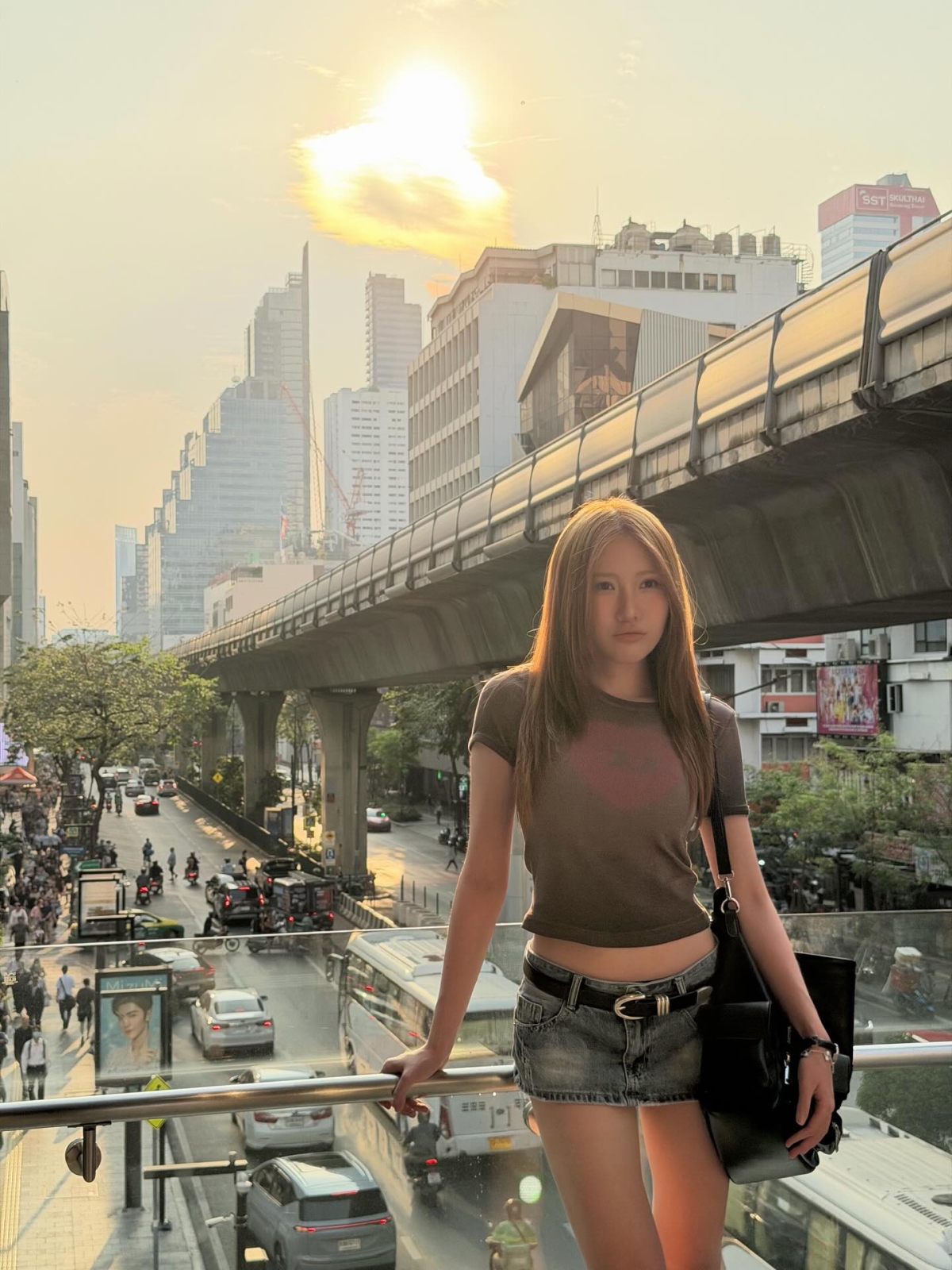 Sau chuyến đi Hội An, Uyển Ân tiếp tục vi vu Thái Lan. Người đẹp tích cực khoe những bộ trang phục mang phong cách Y2K, tôn triệt để vòng eo và đôi chân thon thả.