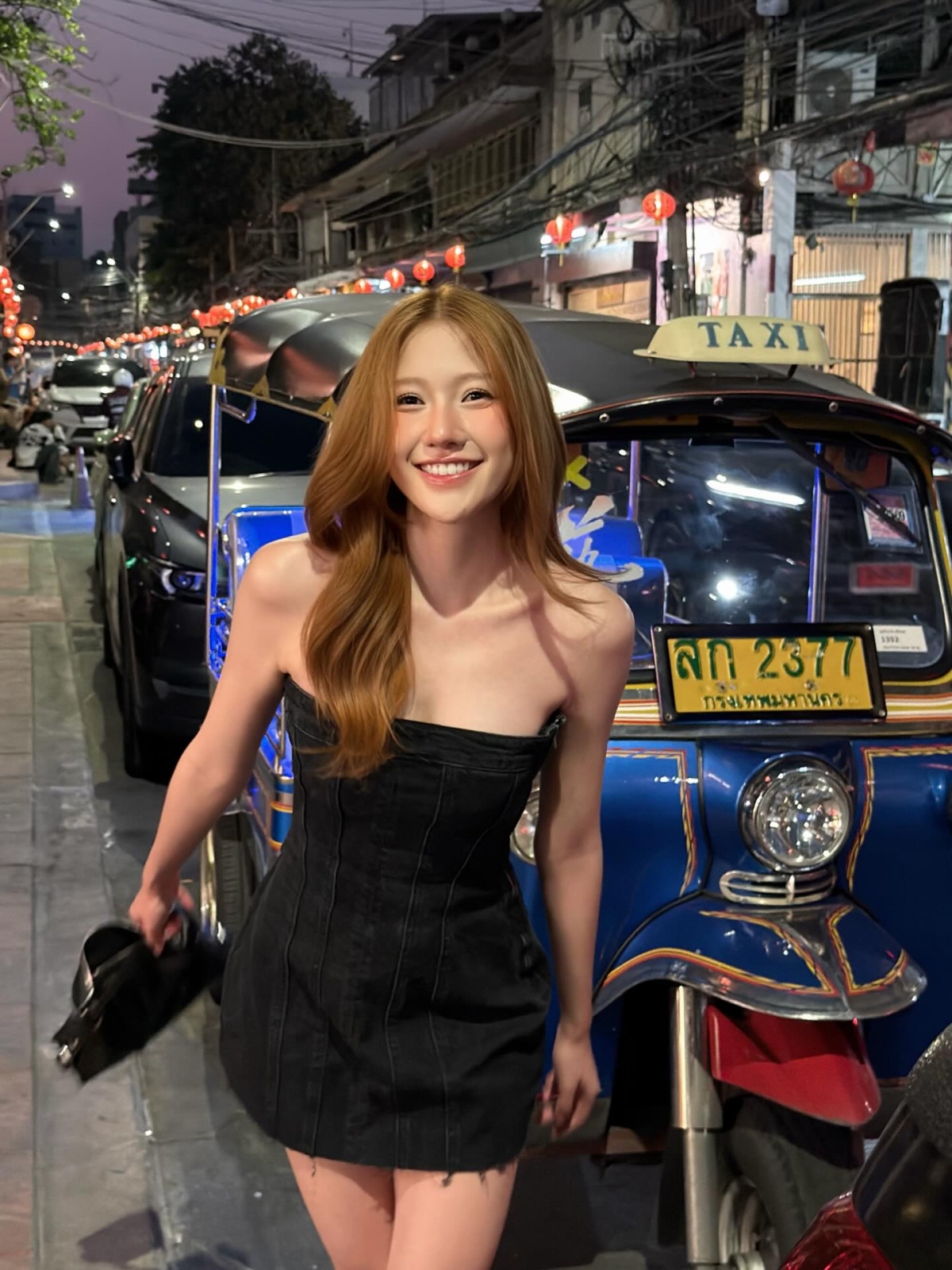 Sau giảm cân, Uyển Ân chinh phục được nhiều kiểu trang phục khó mặc. Nhiều khán giả ví cô với Triệu Lộ Tư - mỹ nhân có nhan sắc nổi bật hàng đầu Cbiz. Một số khác cho rằng em gái Trấn Thành đang là It Girl mới của làng giải trí Việt.