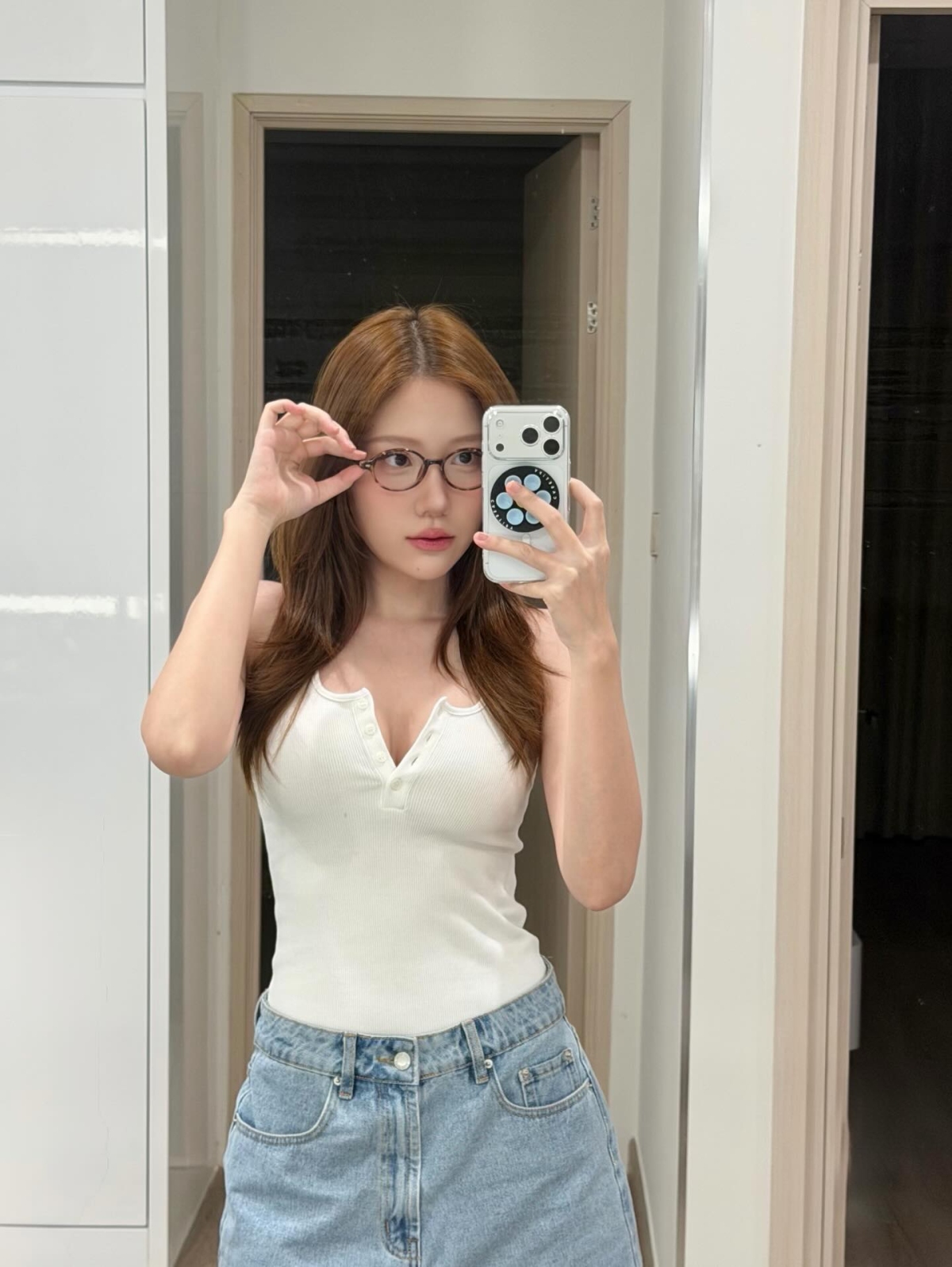 Cùng với việc giảm cân, Uyển Ân cũng thay đổi kiểu tóc sáng màu, phù hợp với những bộ trang phục năng động, hiện đại.