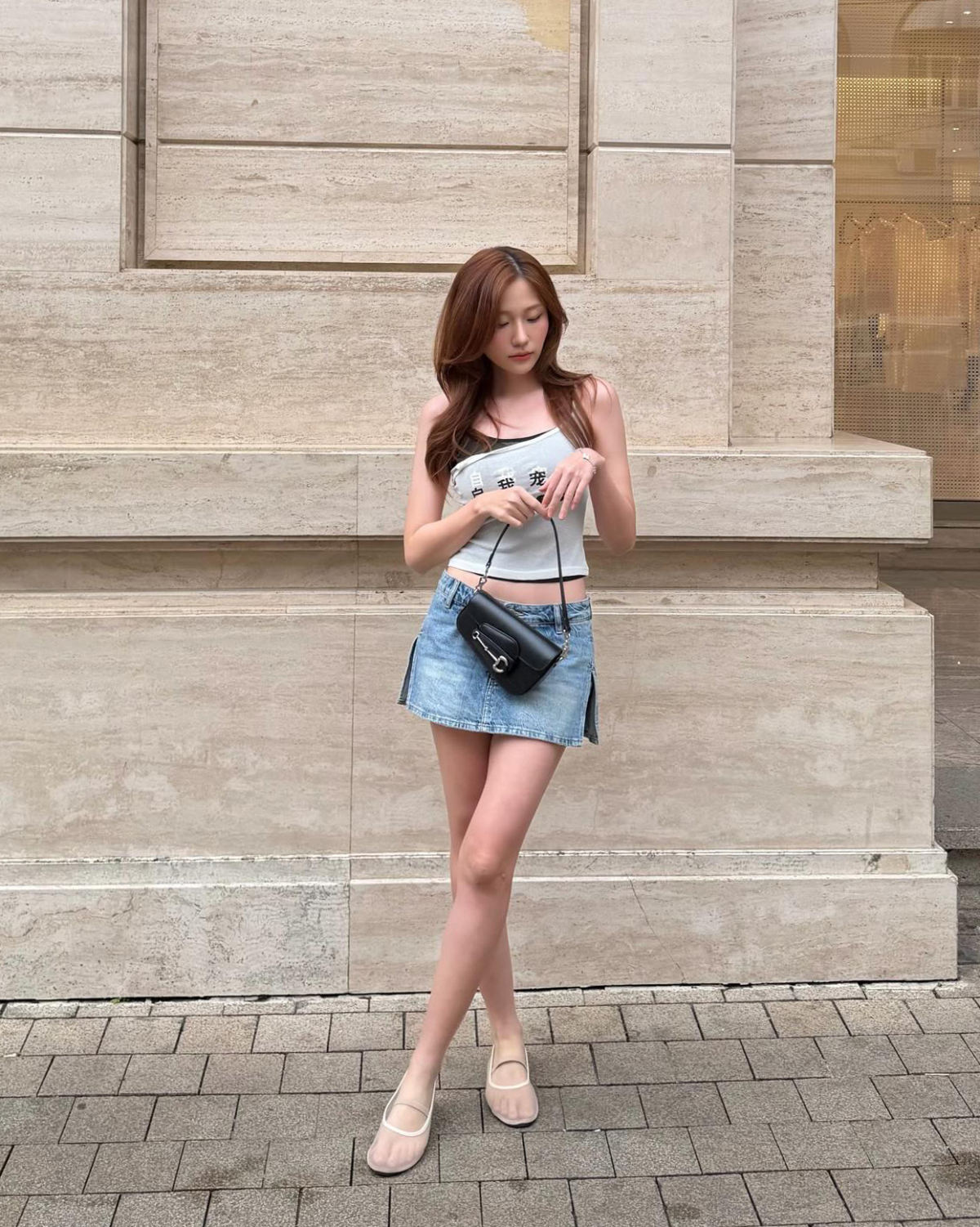 Nữ diễn viên khoe dáng trong một lần đi mua sắm với mốt áo hai dây và chân váy một gang tay.