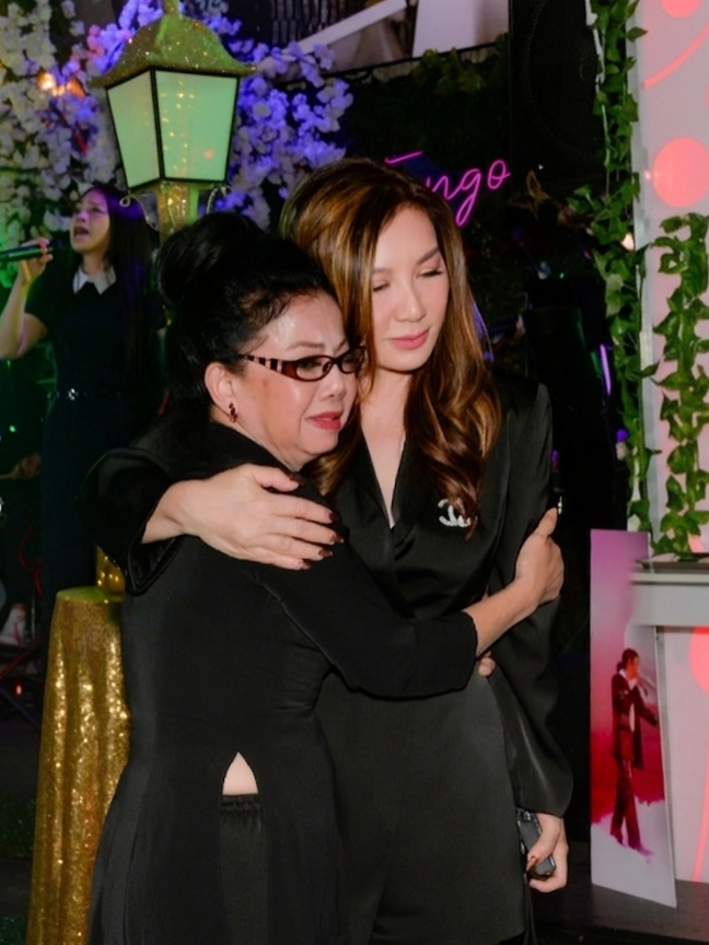 Mẹ Kasim Hoàng Vũ ôm Trizzie Phương Trinh khi kể những kỷ niệm về con trai.