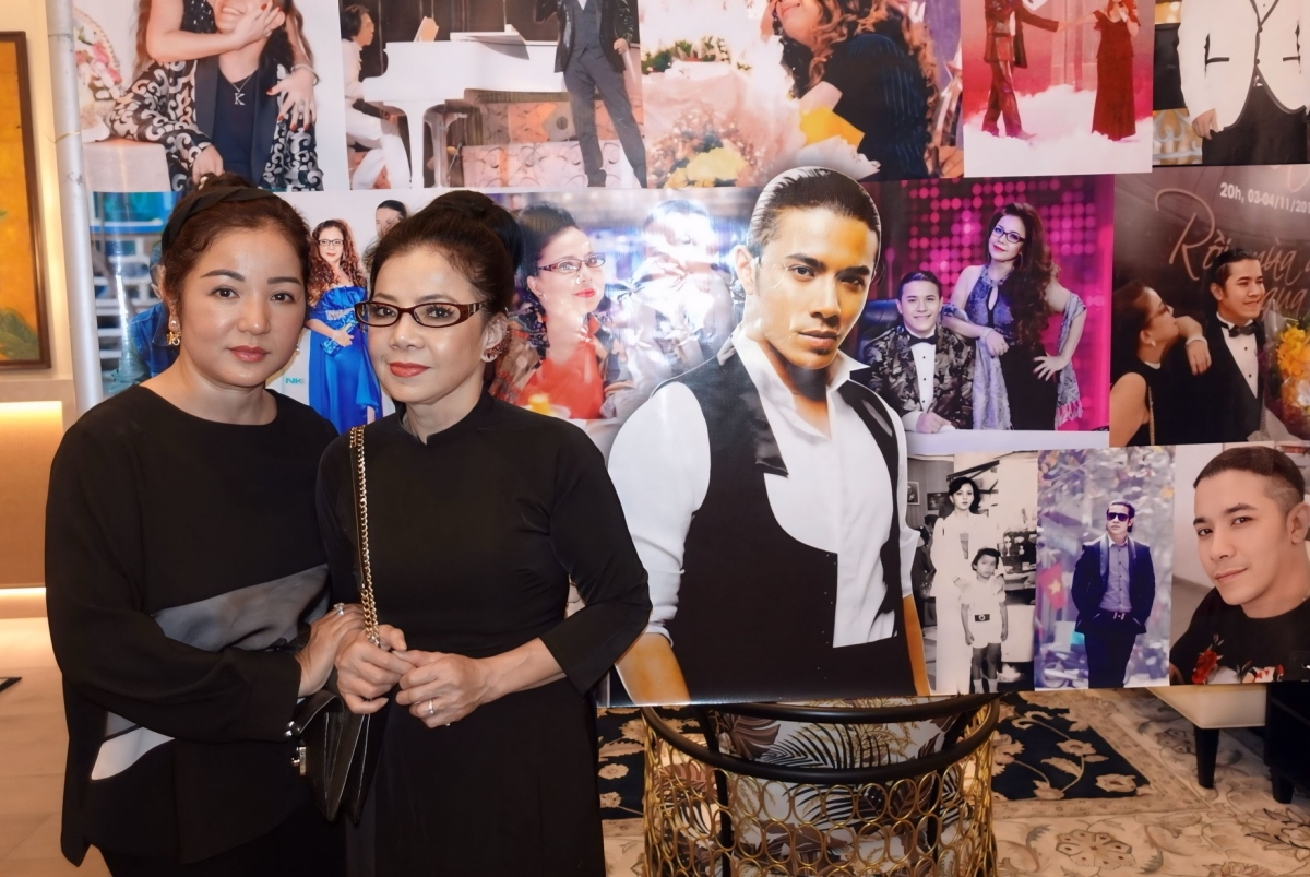 Nghệ sĩ Thúy Nga chụp ảnh cùng bà Bích Phương tại backdrop in hình Kasim.