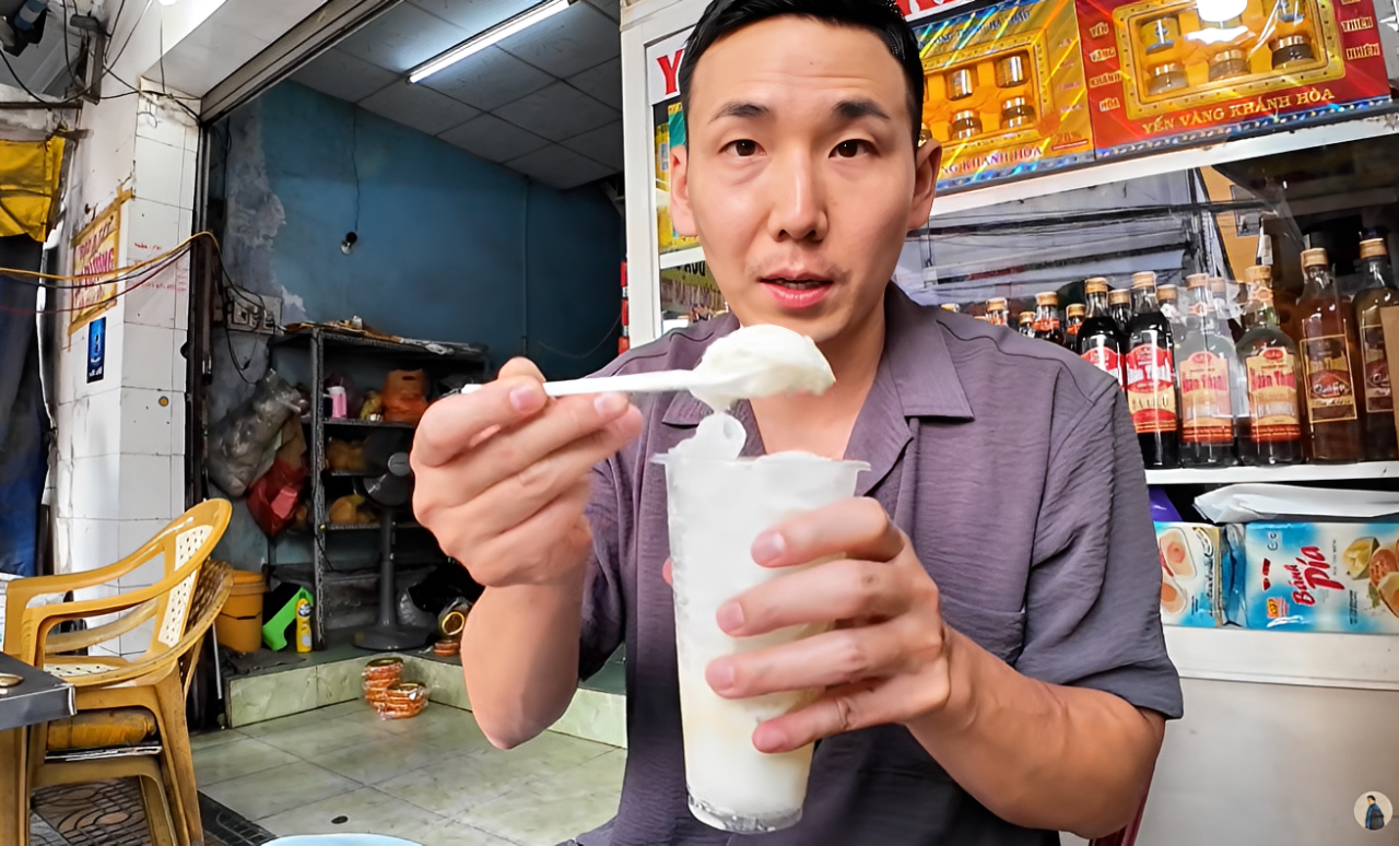 Papaken lần đầu thử dừa sáp Vĩnh Long. Ảnh: Papaken - family Cuộc sống ở Việt Nam