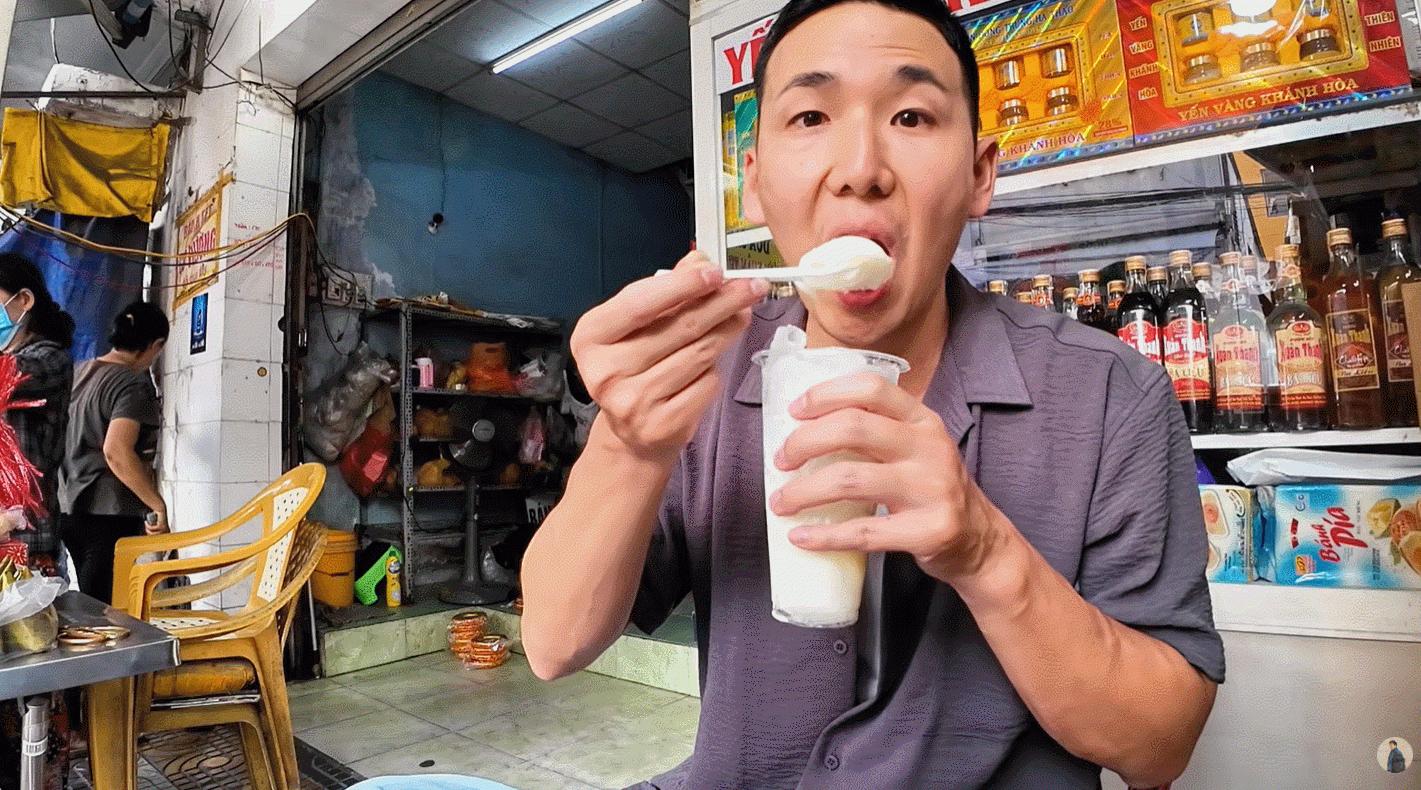 Vị khách Nhật thưởng thức món dừa sáp dầm, khen cơm dừa tươi, mềm dẻo. Ảnh: Papaken - family Cuộc sống ở Việt Nam
