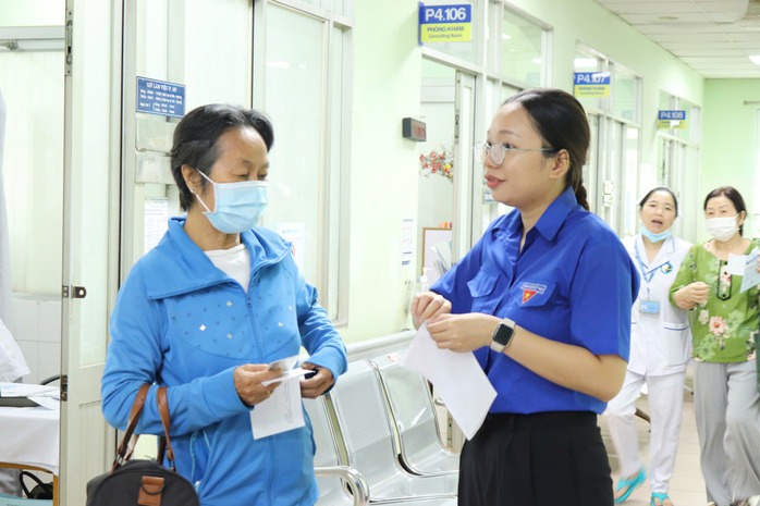 Người tham gia BHYT khi khám bệnh, chữa bệnh phải xuất trình thông tin về thẻ BHYT, giấy tờ chứng minh nhân thân