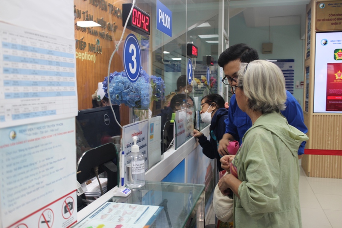 Người bệnh cung cấp thông tin mã số thẻ BHYT để cơ sở khám bệnh, chữa bệnh thực hiện tra cứu thông tin trên Cổng tiếp nhận dữ liệu của BHXH Việt Nam