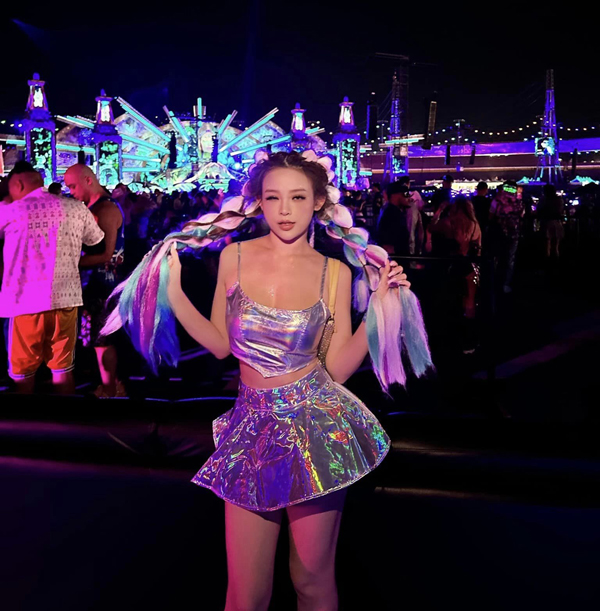 Được biết, từ nhiều năm trước Huyền Baby là một trong những hotgirl đời đầu của Hà thành. Hiện tại, sau nhiều năm mỹ nhân sinh năm 1989 vẫn có sắc vóc khiến khán giả ngạc nhiên. Dù đã U40 và trải qua 3 lần sinh nở nhưng cô vẫn cực kỳ trẻ trung. Điều đáng chú ý là vóc dáng của Huyền Baby không có nhiều thay đổi theo năm tháng.